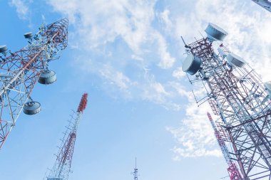 Telekomünikasyon direği TV antenleri öğleden sonra tepede, mavi gökyüzünde Phuket Tayland 'da bulutlar parlıyor..