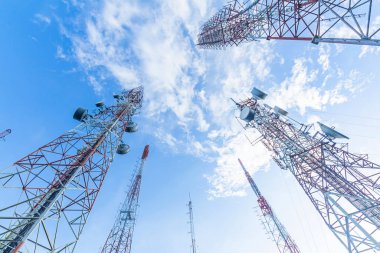 Telekomünikasyon direği TV antenleri öğleden sonra tepede, mavi gökyüzünde Phuket Tayland 'da bulutlar parlıyor..