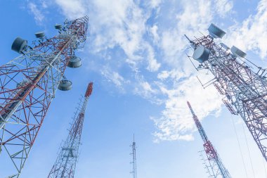 Telekomünikasyon direği TV antenleri öğleden sonra tepede, mavi gökyüzünde Phuket Tayland 'da bulutlar parlıyor..