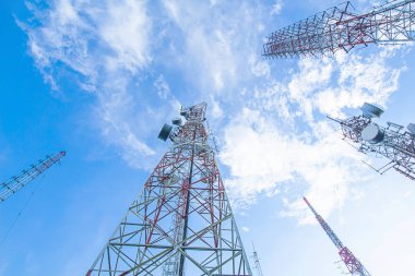 Telekomünikasyon direği TV antenleri öğleden sonra tepede, mavi gökyüzünde Phuket Tayland 'da bulutlar parlıyor..