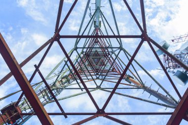 Telekomünikasyon direği TV antenleri öğleden sonra tepede, mavi gökyüzünde Phuket Tayland 'da bulutlar parlıyor..