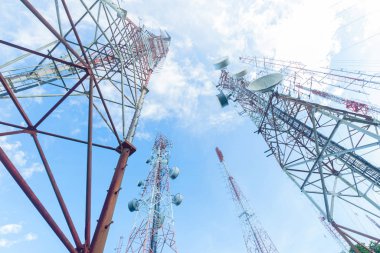 Telekomünikasyon direği TV antenleri öğleden sonra tepede, mavi gökyüzünde Phuket Tayland 'da bulutlar parlıyor..