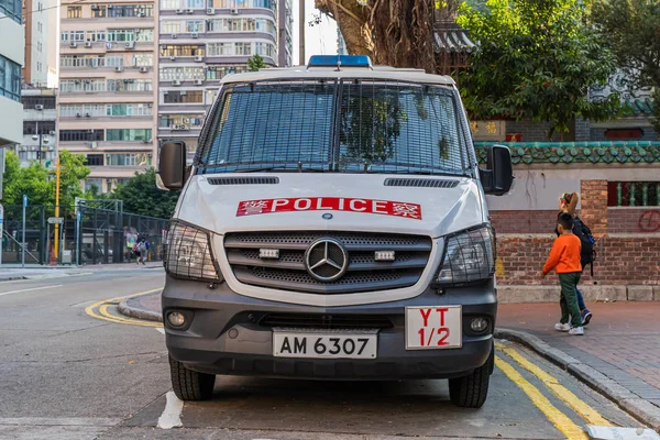 Hong Kong, Çin - Hong Kong polis aracı Kowloon, Hong Kong, Çin Nathan Yolu 'nda görev yapıyor. Mercedes-Benz Sprinter minibüsü, 28 Kasım 2019 'da Hong Kong' da en çok görülen polis aracıdır..