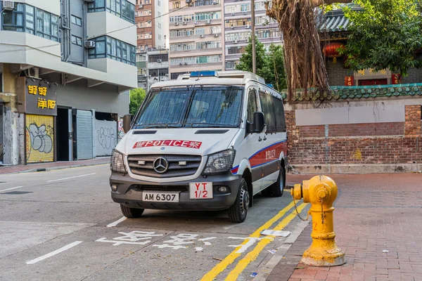 Hong Kong, Çin - Hong Kong polis aracı Kowloon, Hong Kong, Çin Nathan Yolu 'nda görev yapıyor. Mercedes-Benz Sprinter minibüsü, 28 Kasım 2019 'da Hong Kong' da en çok görülen polis aracıdır..