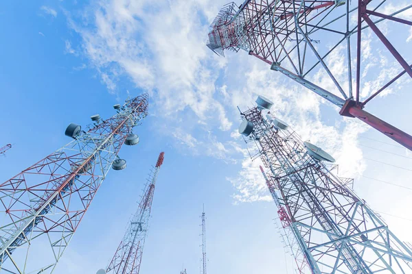 Antenas Televisión Mástil Telecomunicaciones Por Tarde Cielo Azul Colina Con — Foto de Stock