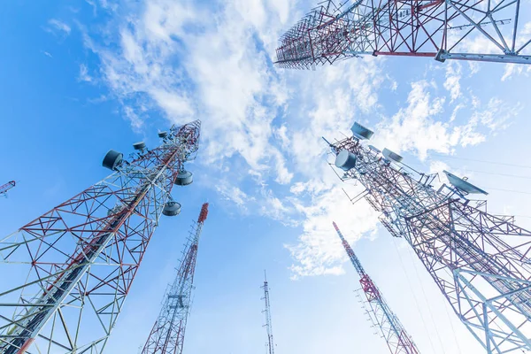 Telekomünikasyon direği TV antenleri öğleden sonra tepede, mavi gökyüzünde Phuket Tayland 'da bulutlar parlıyor..