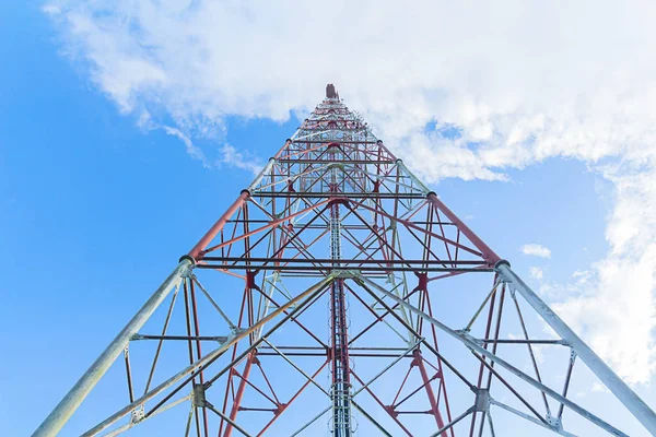 Távközlési Torony Ellen Dombon Kék Felhő Fényes Phuket Thaiföldön — Stock Fotó