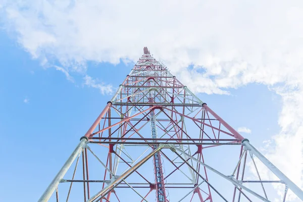 Torre Telecomunicações Contra Colina Céu Azul Com Nuvem Brilhante Phuket — Fotografia de Stock