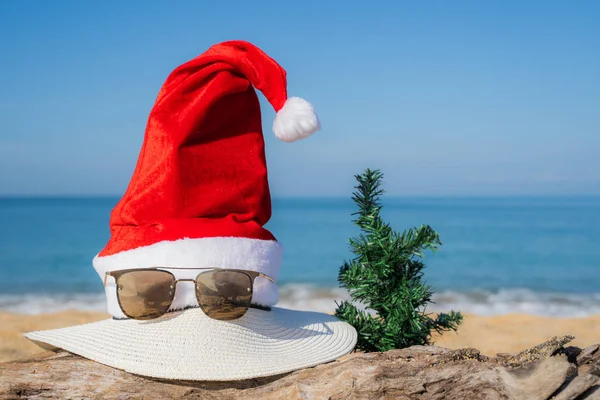 Concetto Natale Babbo Natale Cappello Sulla Spiaggia Albero Sono Texture — Foto Stock