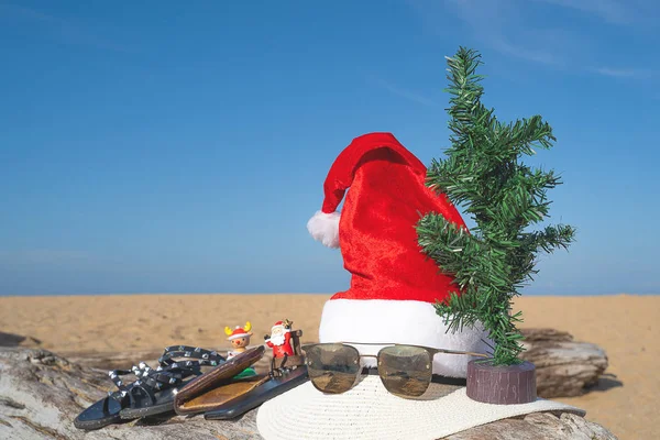 Concept Chapeau Noël Père Noël Sur Plage Arbre Sont Texture — Photo