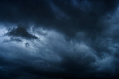 Devasa güneş okyanusun üzerindeki ufka batarken, günbatımı bulutları. Günbatımı gökyüzü arkaplanı. Gün batımı gökyüzü mavisi. Pofet 'te, karanlık, siyah gökyüzü bir fırtınaya neden oluyor..