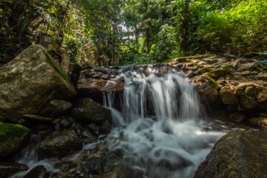 Kathu Şelalesi tropikal orman bölgesinde Asya 'da yürüyüş, doğa yürüyüşü ve yürüyüş için uygun ulusal park Phuket Tayland' ın macera fotoğrafçılığı seyahat ve eğlence için elverişli.