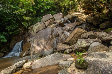 Kathu Şelalesi tropikal orman bölgesinde Asya 'da yürüyüş, doğa yürüyüşü ve yürüyüş için uygun ulusal park Phuket Tayland' ın macera fotoğrafçılığı seyahat ve eğlence için elverişli.