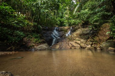 Kathu Şelalesi tropikal orman bölgesinde Asya 'da yürüyüş, doğa yürüyüşü ve yürüyüş için uygun ulusal park Phuket Tayland' ın macera fotoğrafçılığı seyahat ve eğlence için elverişli.
