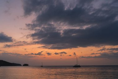 Phuket Tayland 'da bulutlu, parlak bir arka planı olan mavi gökyüzü. Alacakaranlık turuncu ton.