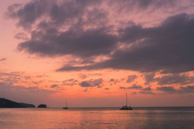 Phuket Tayland 'da bulutlu, parlak bir arka planı olan mavi gökyüzü. Alacakaranlık turuncu ton.