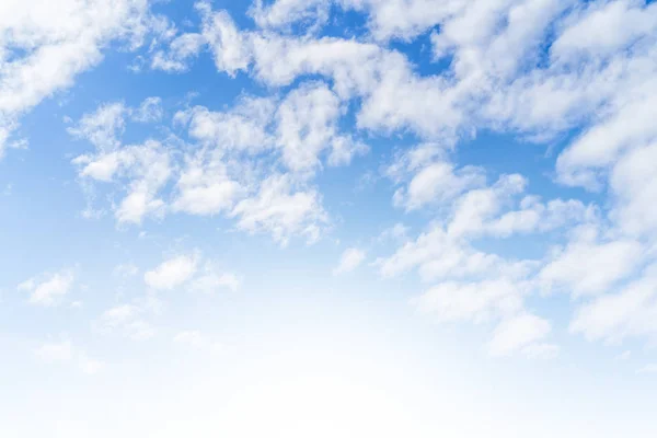 Cielo Azul Con Nubes Brillantes Fondo Frontera Con Tailandia Malasia Imagen De Stock