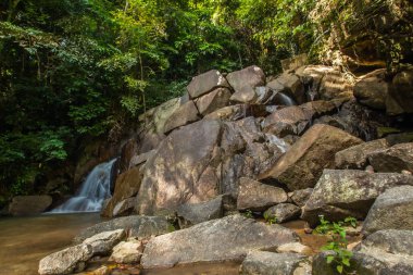 Kathu Şelalesi tropikal orman bölgesinde Asya 'da yürüyüş, doğa yürüyüşü ve yürüyüş için uygun ulusal park Phuket Tayland' ın macera fotoğrafçılığı seyahat ve eğlence için elverişli.