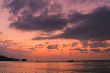 Phuket Tayland 'da bulutlu, parlak bir arka planı olan mavi gökyüzü. Alacakaranlık turuncu ton.