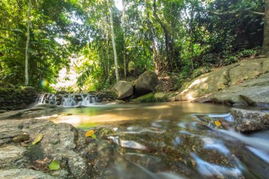 Kathu Şelalesi tropikal orman bölgesinde Asya 'da yürüyüş, doğa yürüyüşü ve yürüyüş için uygun ulusal park Phuket Tayland' ın macera fotoğrafçılığı seyahat ve eğlence için elverişli.