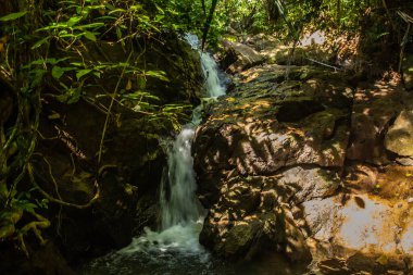 Kathu Şelalesi tropikal orman bölgesinde Asya 'da yürüyüş, doğa yürüyüşü ve yürüyüş için uygun ulusal park Phuket Tayland' ın macera fotoğrafçılığı seyahat ve eğlence için elverişli.