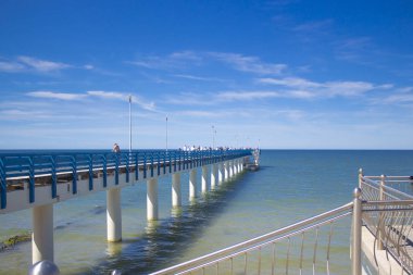 Sahilde mavi gökyüzüne karşı iskele.