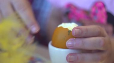 Fincanı tutan bir el