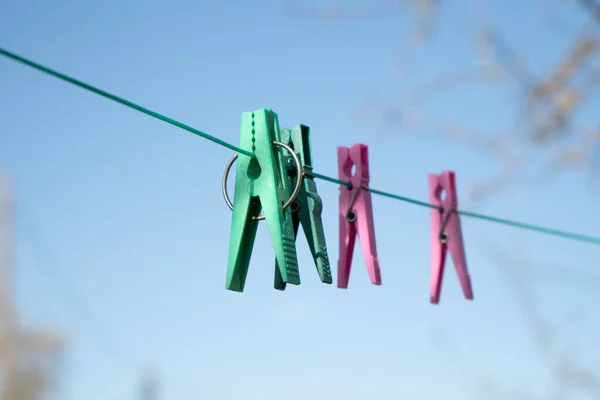 Mollette per asciugare i vestiti appese a una corda — Foto Stock