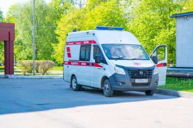 Rusya Kalininingrad 2020 Mayıs 'ında sokakta bir ambulans duruyor