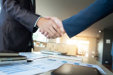  Ofiste, bir toplantı sırasında el sıkışan iki iş adamları s