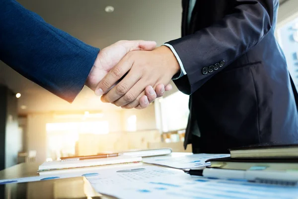 Due uomini d'affari che si stringono la mano durante una riunione in ufficio, s — Foto Stock