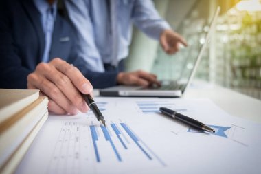 Ekip çalışması süreci, dizüstü bilgisayar ve docum işaret eden işadamları eller