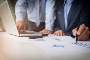 Ekip çalışması süreç, Genç İşadamları eller belge işaret eden bir