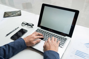 Dizüstü bilgisayar ve s ofisinde çalışan profesyonel iş adamı