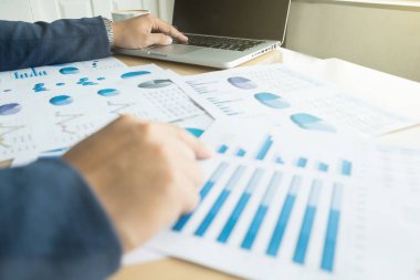 Finansal plan ve bir dizüstü bilgisayar ile çalışma, iş adamın elleri