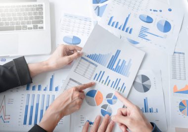 İş takım iki arkadaşları yeni planı mali grafik tartışıyor