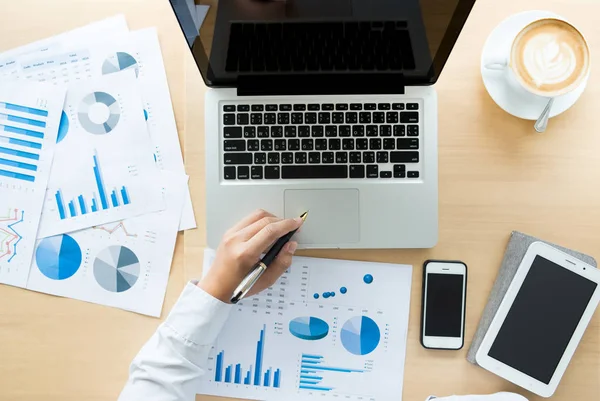 Geschäftsmann arbeitet im Büro mit Laptop, Tablet und Grafik — Stockfoto