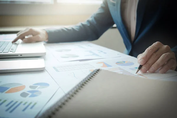 Hombre de negocios que trabaja en la oficina con el ordenador portátil, tableta y gráfico dat — Foto de Stock