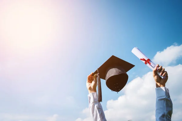 Graduation dagen, bilder av utexaminerade firar examen p — Stockfoto