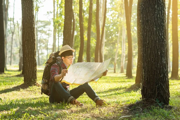 Jovem Viajante com mochila, Visualizando mapa relaxante ao ar livre o — Fotografia de Stock