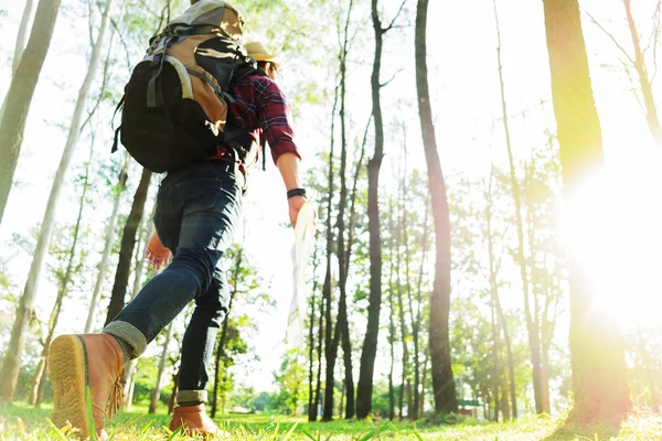 Jovem Viajante com mochila, está segurando mapa outdo relaxante — Fotografia de Stock
