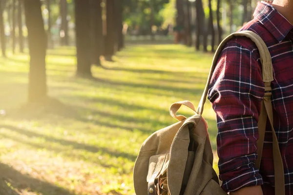 Jovem viajante com mochila relaxante ao ar livre no fundo — Fotografia de Stock
