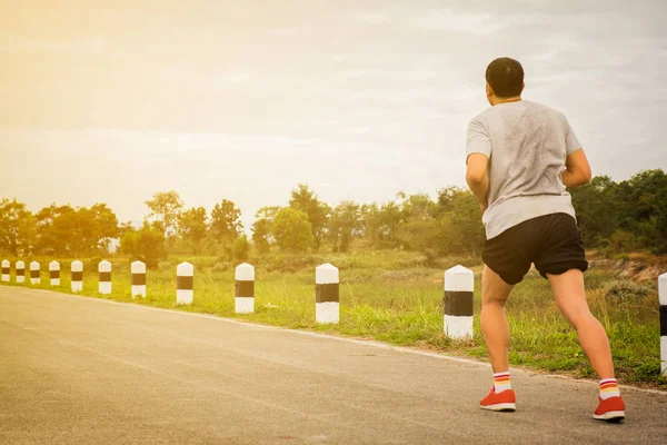 健康的なライフ スタイル コンセプト、夕日の n で走っているフィットネス スポーツ人 — ストック写真