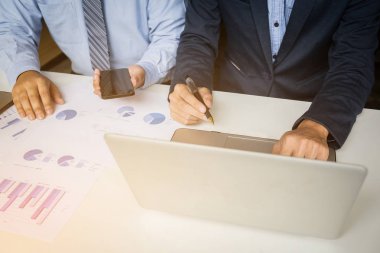 Analiz ekibi toplantı konsept pazarlama. Genç işadamı mürettebat 