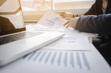 Finansal rakamları progre ifade eden analiz iş Danışmanı