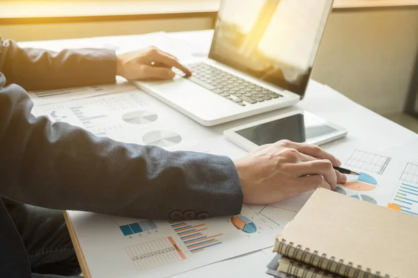 Nahaufnahme eines Geschäftsmannes, der mit seiner Hand am Laptop arbeitet — Stockfoto