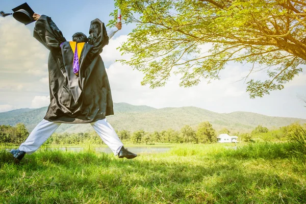 Examen: Student står upp och hoppa holding examen c — Stockfoto