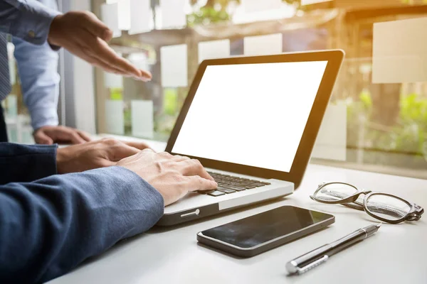 Documentos comerciales en la mesa de la oficina con teléfono inteligente y digital — Foto de Stock