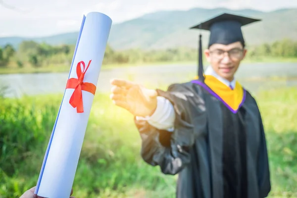 Examen: Student stående och leende hålla examen cer — Stockfoto