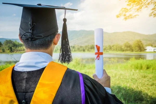 Afgestudeerde legde hij handen omhoog en vieren met certificaat in hij — Stockfoto